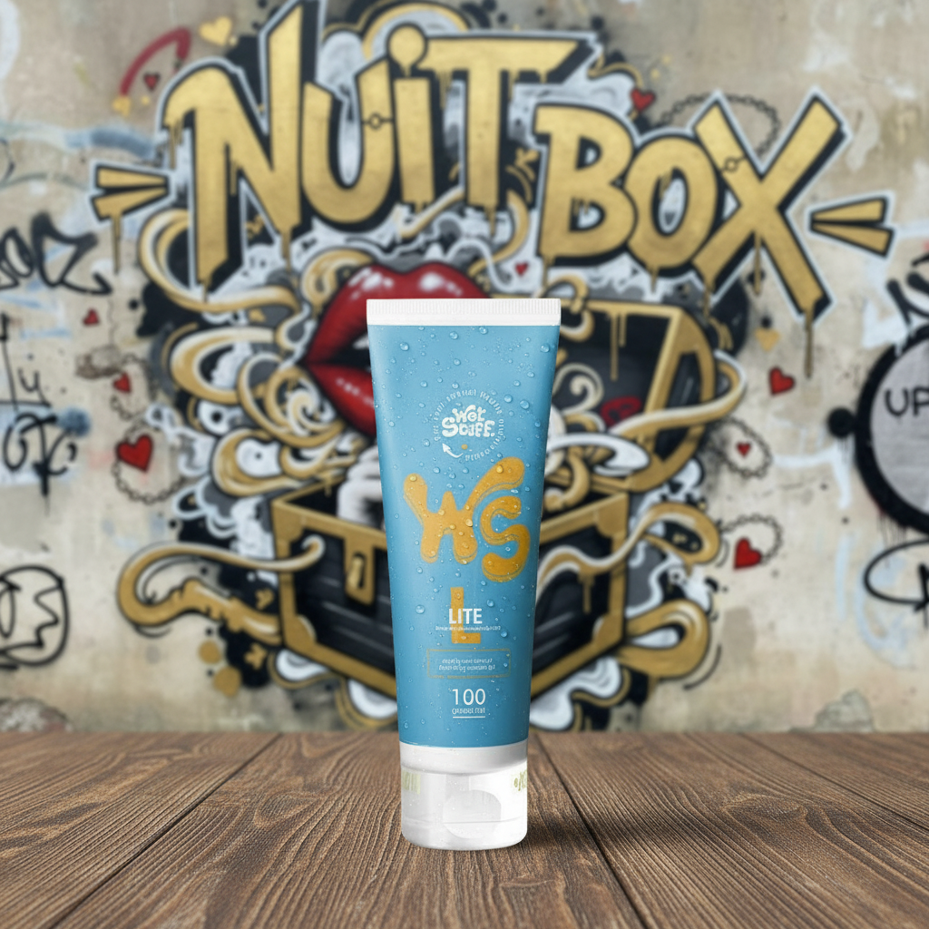 Gel íntimo Shot de Soji Lite sobre mesa, fondo mural colorido con logo Nuit Box, sex shop online