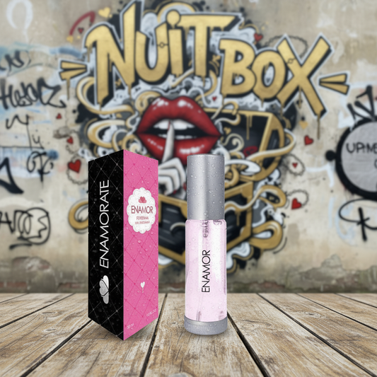 Perfume Enamorate femenina sobre mesa de madera, fondo mural Nuit Box, sex shop online