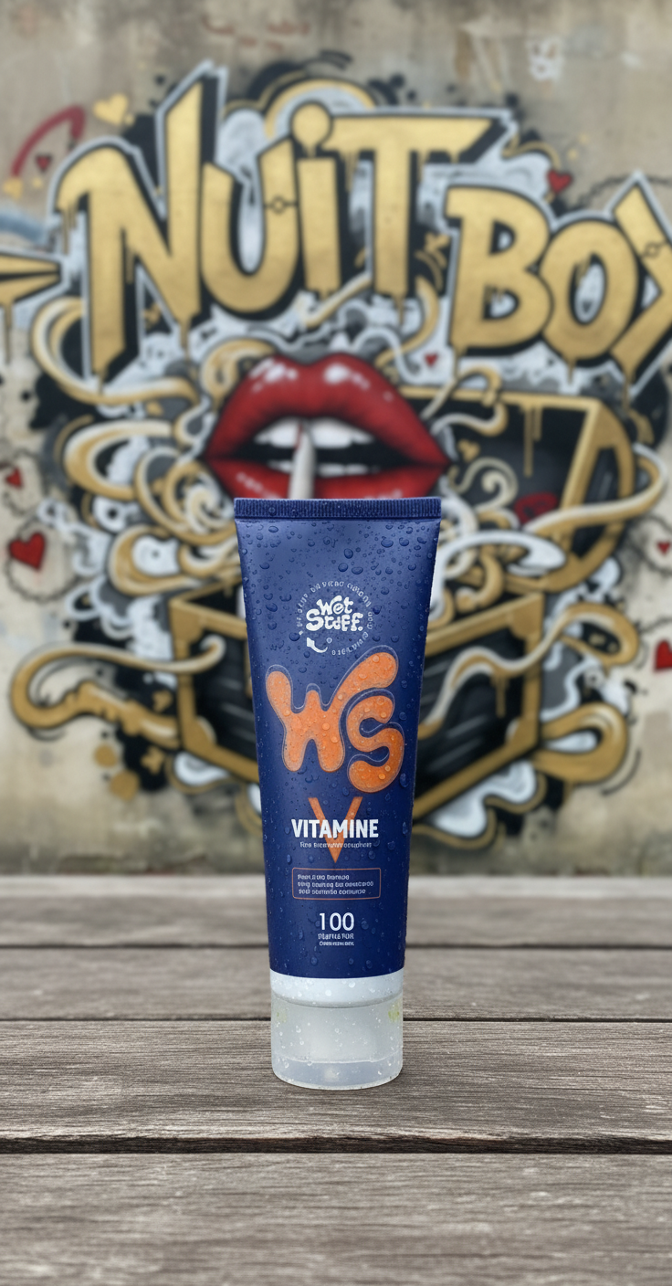 Gel Wet Stuff Vitamine frente a mural con logo Nuit Box, sex shop online en Chile
