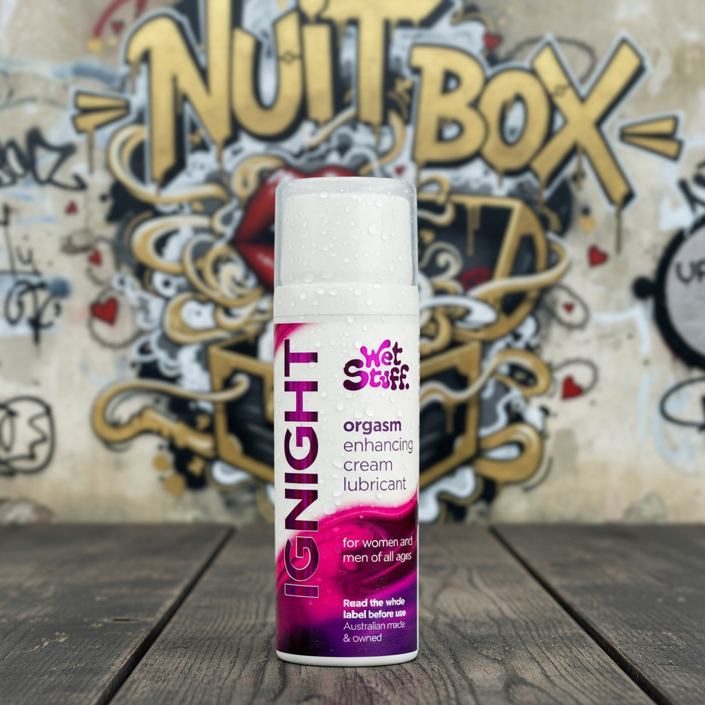 Crema lubricante Wet Stuff Ignite sobre mesa de madera, fondo mural Nuit Box, sex shop online.