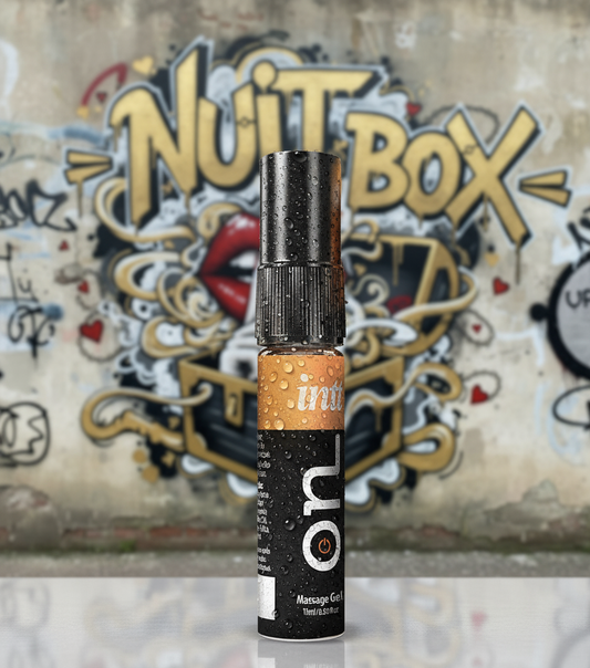 Gel de masaje íntimo On frente a mural con logo Nuit Box, sex shop online Chile